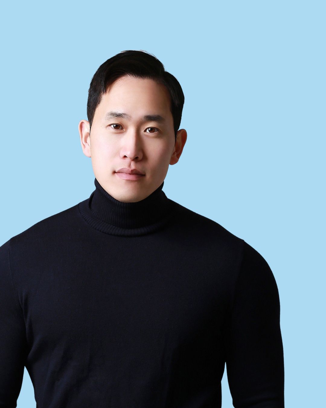 Portrait of More Labs founder Sisun Lee wearing a black turtleneck beside company background text about the creation of Morning Recovery.
